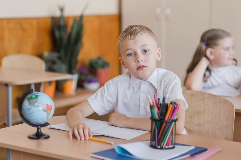 Copilul de clasa 0 nu spune ca nu a inteles lectia? Cum il ajutam sa depaseasca frica de evaluarea grupului de prieteni/colegi